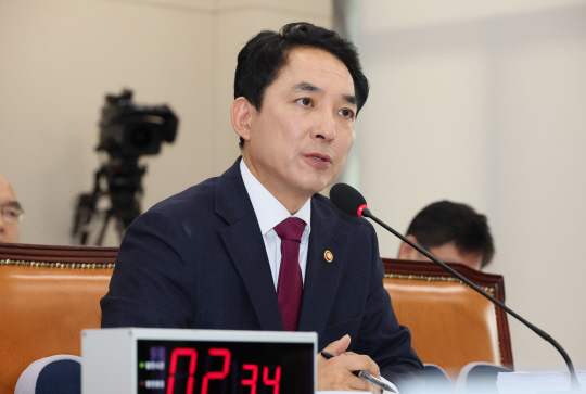 박민식 국가보훈부 장관 후보자가 22일 국회 정무위원회에서 열린 인사청문회에서 의원질의에 답변하고 있다. 연합뉴스.